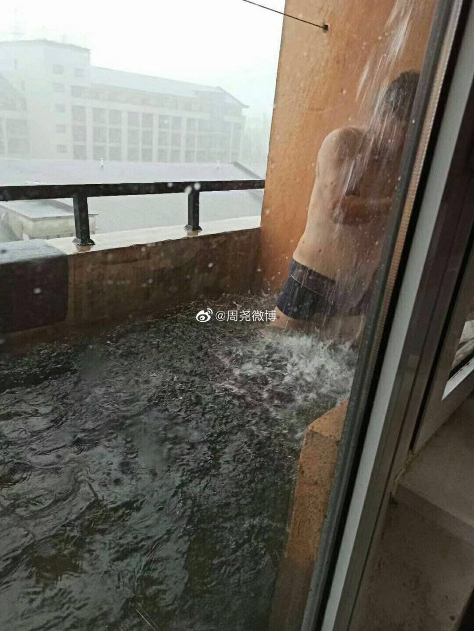 ""瓢泼大雨,瓢盆大雨!""无奈的泼水节!