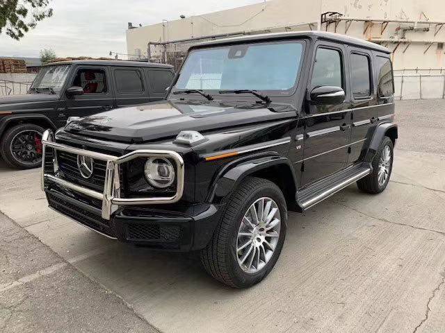 2020款奔驰g550表面气势并不低调,它带来了类似amg版本的运动风格包围