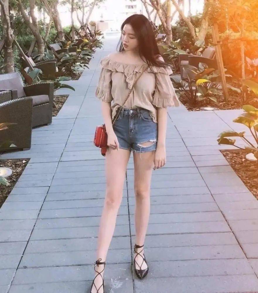 原创王中磊大女儿气质出众菠萝衫搭牛仔热裤美腿实力吸睛