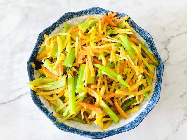 晒晒我家三口人的家常午餐,不到1小时搞定5个菜,简单好吃还下饭_姜丝