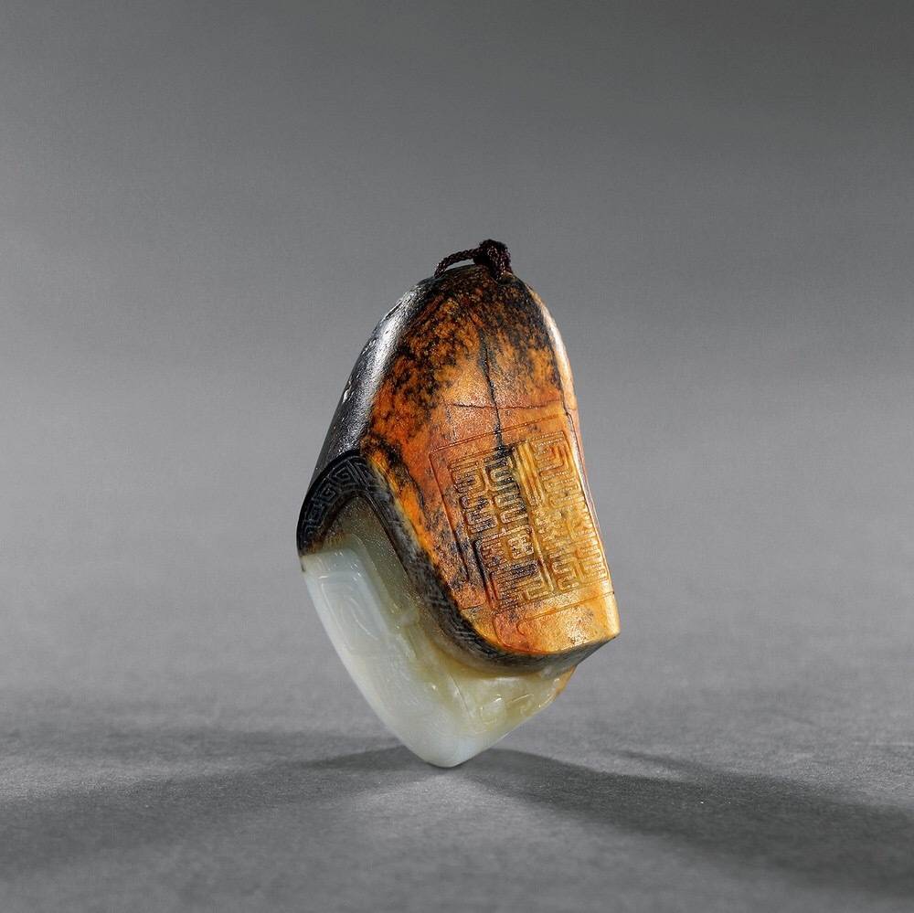 其拥有自己独特的雕刻风格,把古代的文化和现代的玉雕完美结合,其作品