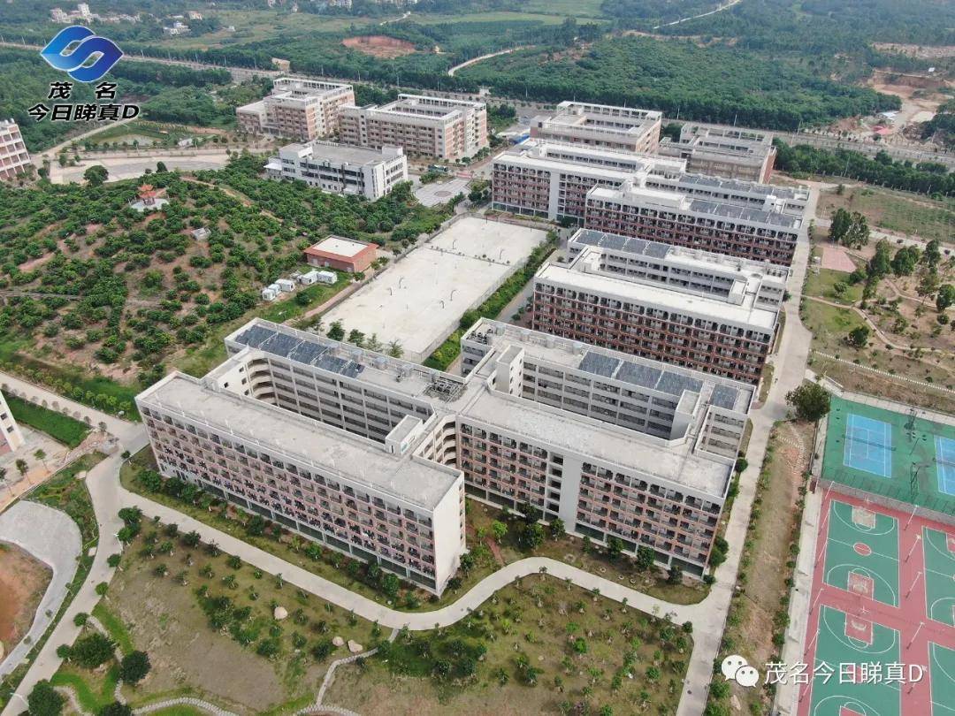市一中的西头,位于电白区海城路,茂名职业技术学院水东湾新城校区