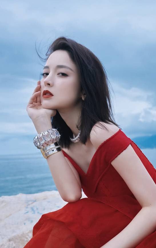 古力娜扎在海边拍摄时尚大片,"v领设计"画龙点睛,为造型加分