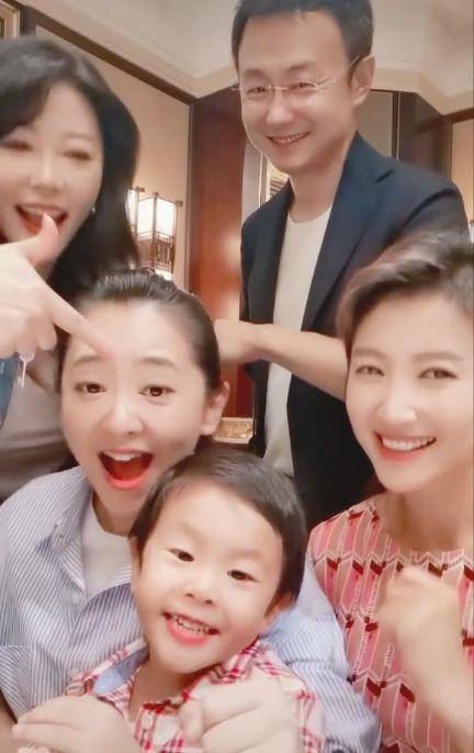 北京台一姐春妮与老公罕同框夫妻俩与老友聚会载歌载舞心情好