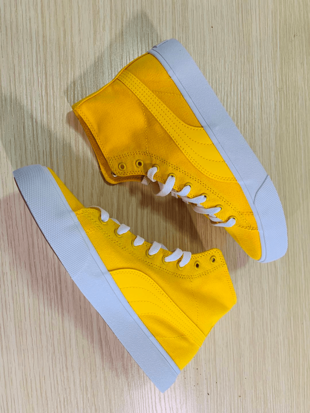 创造营同款彪马puma中性板鞋采用帆布,皮革与橡胶材质打造鞋身,质感