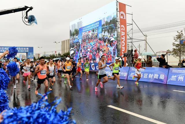 2020兰州新区半程马拉松雨中鸣枪开跑8500多名跑者参赛
