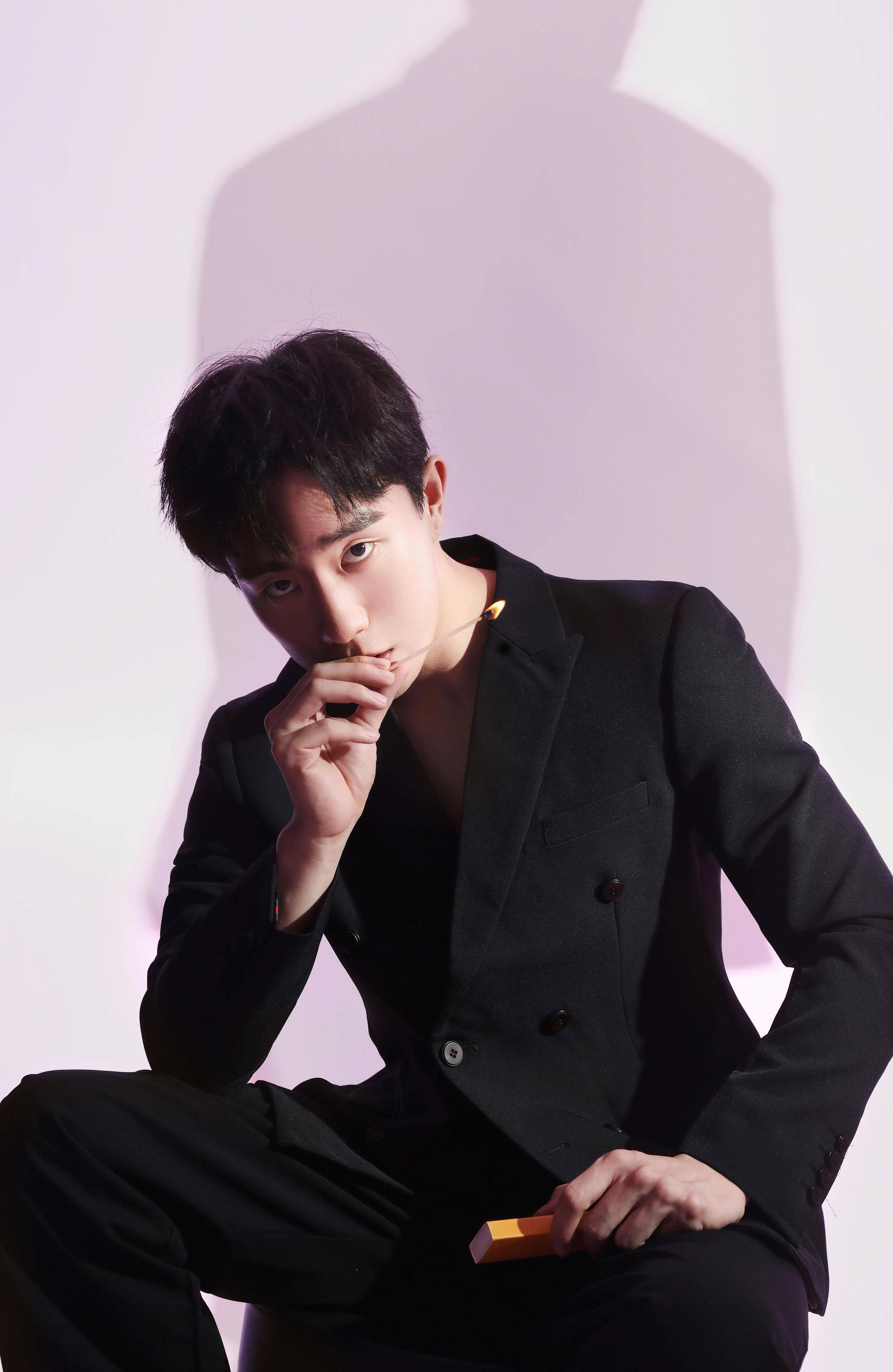 郑好粉色光影大片曝光纯黑西装温润雅致彰显少年独特气质