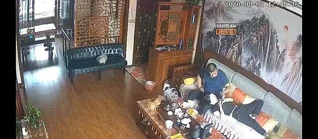 或遭反转!公公欺负儿媳致命视频流出:男女沙发亲昵,十分相似