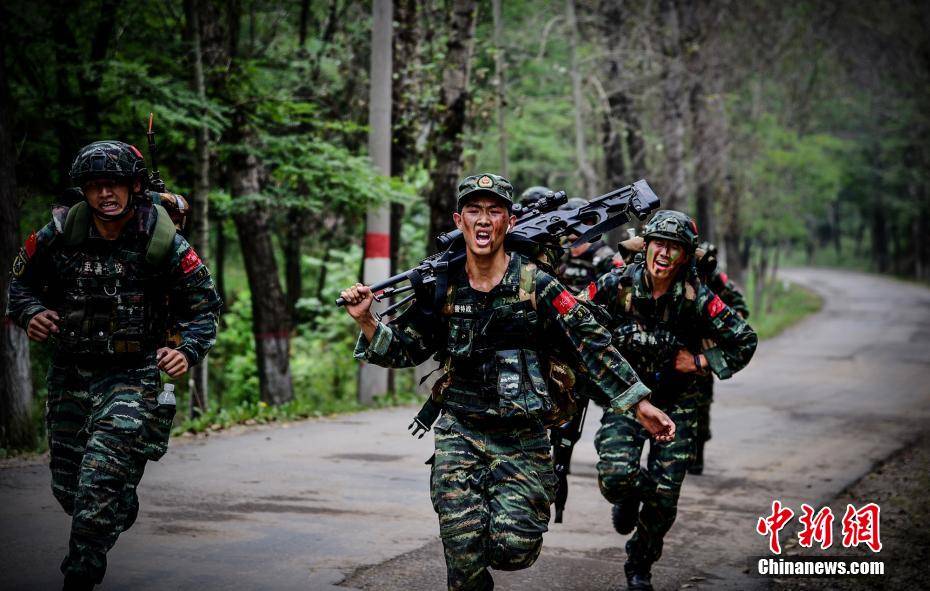 特战队员武装奔袭. 张志远 摄