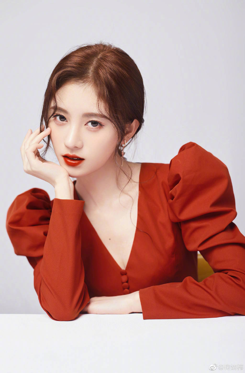 鞠婧祎经常会选择的一种穿搭,在单品的搭配上以减龄为主,不同的颜色拼