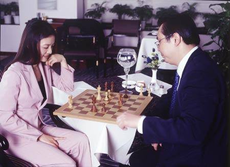 44岁最美棋后诸宸,远嫁卡塔尔王子,两人已结婚近20年,育有二女-搜狐大视野-搜狐新闻