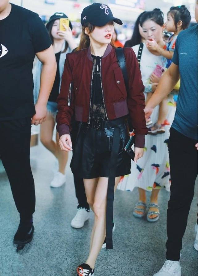 张韶涵的少女感绝了,踩着"电线鞋"走机场,瞬间成了焦点!