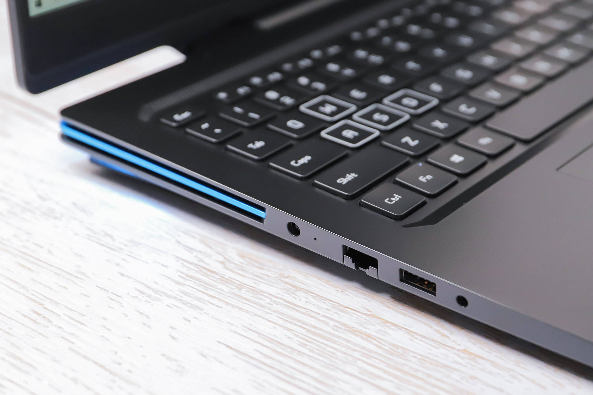 纤薄机身,性能强劲 荣耀猎人游戏本v700图赏