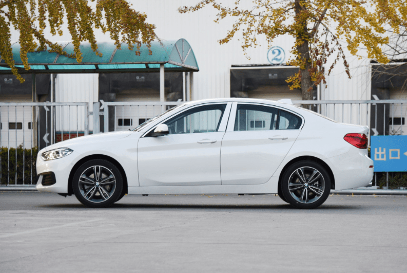 15万就能买到宝马1系配备四轮独悬关键是有颜值有面子