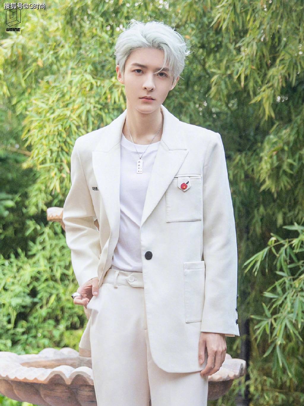 管栎身着简洁白色西装 搭配银发造型现身活动