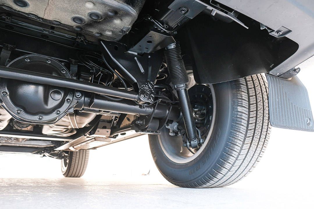 前双叉臂后整体桥式悬挂结构并未改变.