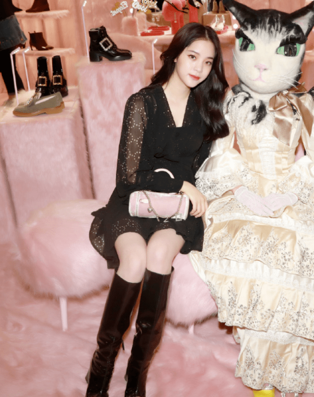 小编天不怕地不怕最怕欧阳娜娜穿堆堆靴,之间她脚上穿了一双皮质长靴