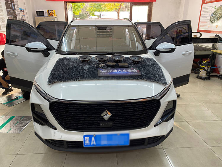 新宝骏rs3音响隔音改装升级作业,黄金声学搭配stp隔音