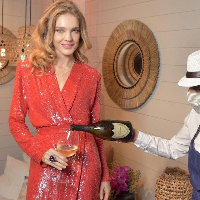 lv太子妃穿红裙亮相晚宴手戴爱心状红宝石鸽子蛋躺椅上秀美腿