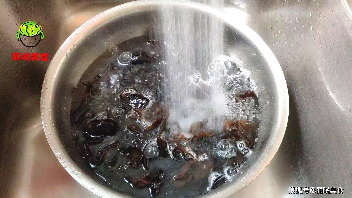 木耳好吃但是难清洗,教你个小绝招泡木耳,饱满滑嫩,还非常干净