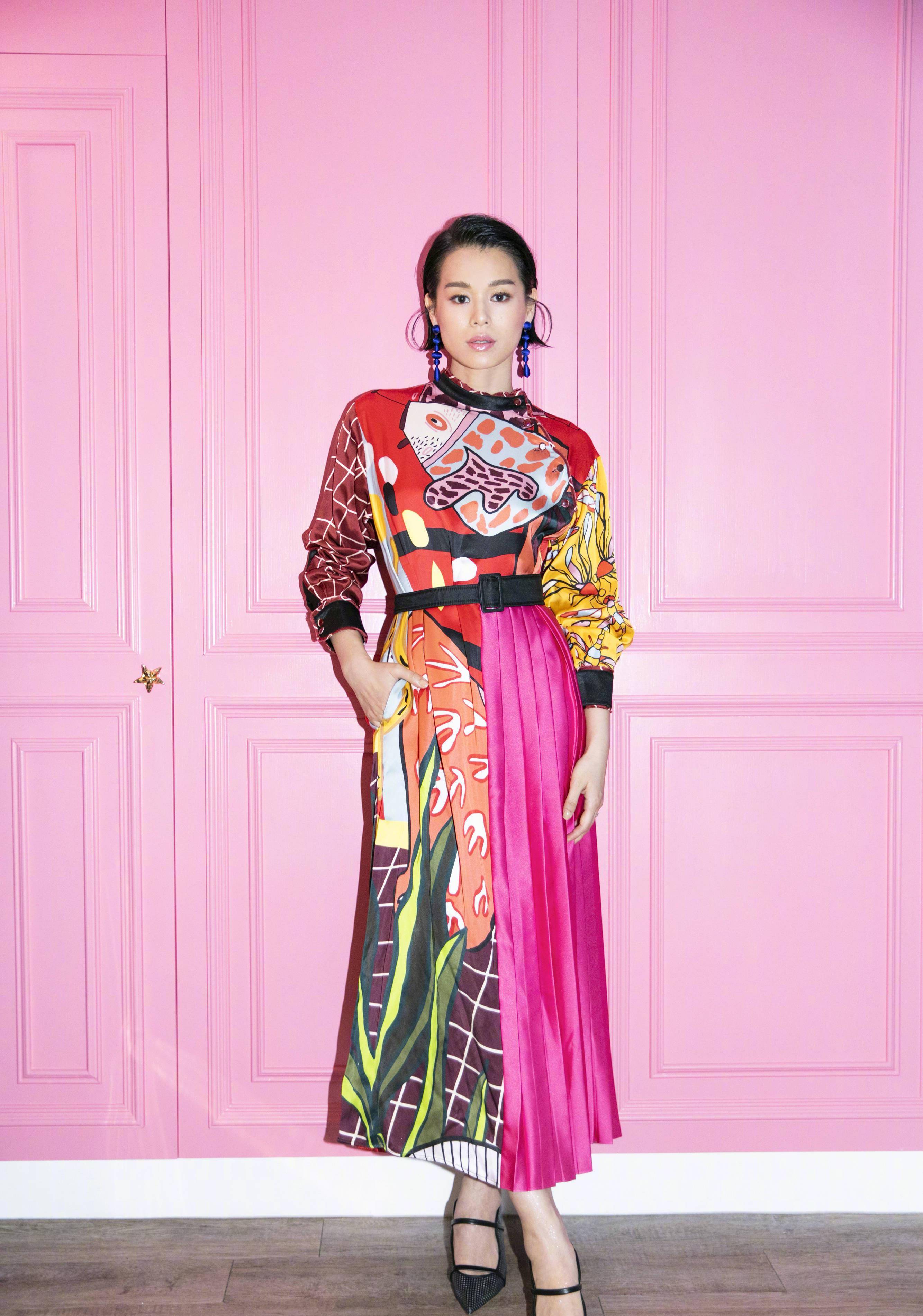 胡杏儿气质也太好宽大衬衣配黑色半身裙精致优雅又显女人味