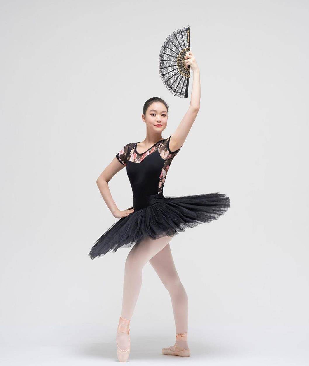 换了新造型一身芭蕾舞蹈服,手拿画扇,摆出优雅高贵的pose,看起来很