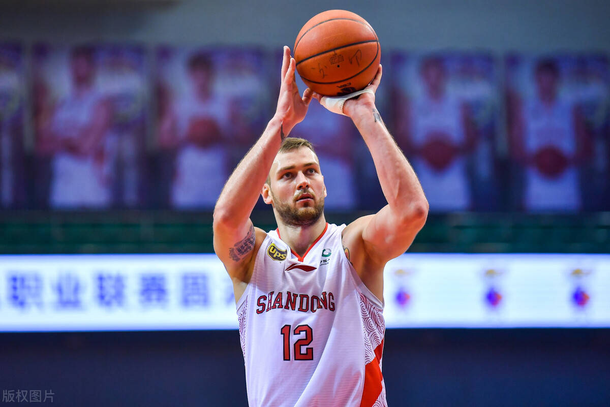 莫泰尤纳斯身高213m,体重101kg,场上司职中锋,是cba的老熟人.