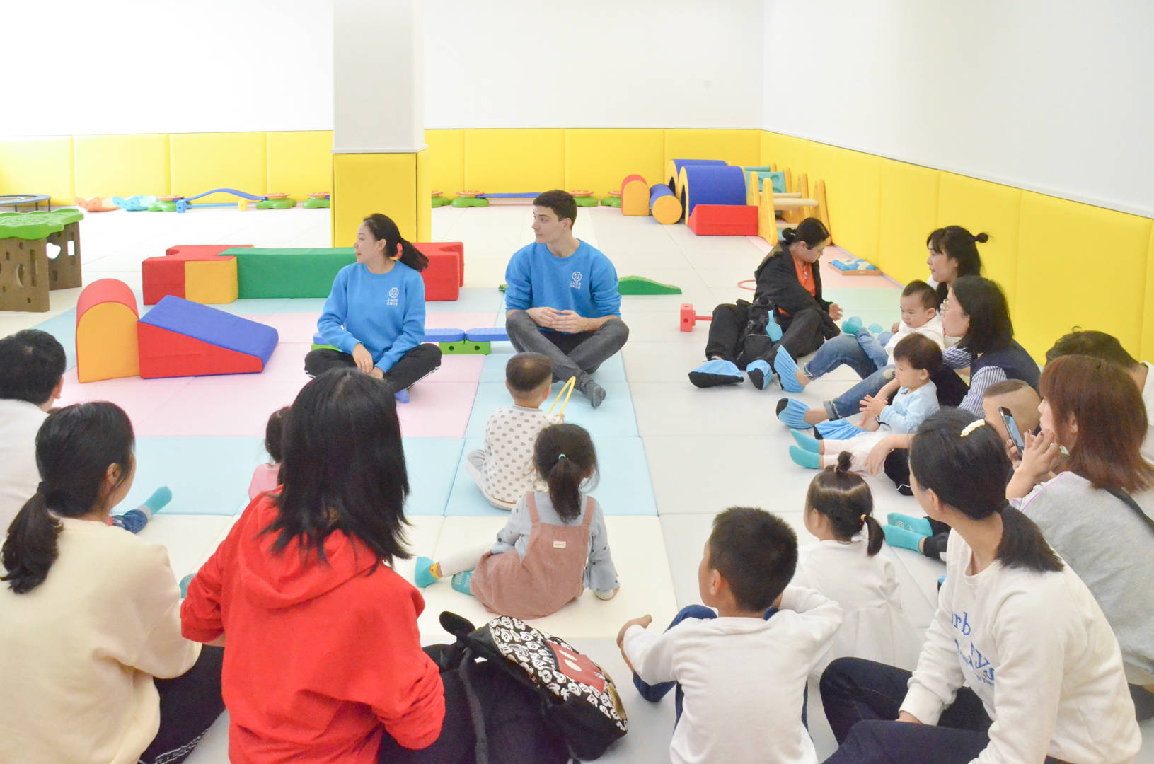 snbb圣娜贝彼儿童成长中心早教班的高质量陪伴的好处和优势: 1,各种