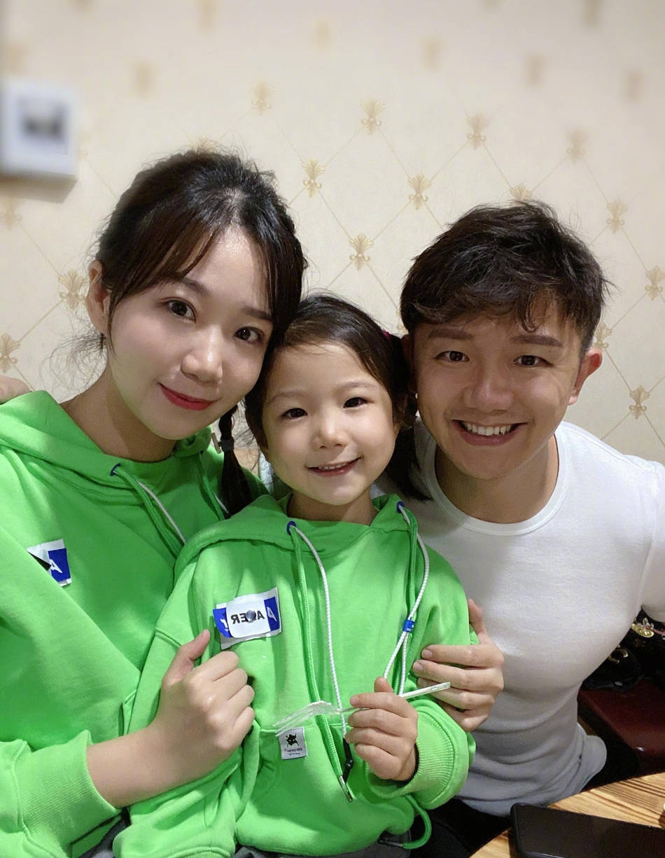 陈一冰夫妇为女儿庆5岁生日 一家合照温馨又幸福