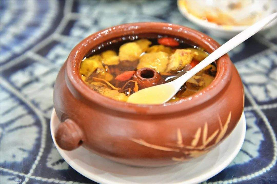 1,昆明 :老奶洋芋,汽锅鸡,过桥米线,豆花米线,官渡粑 2,大理 :破酥