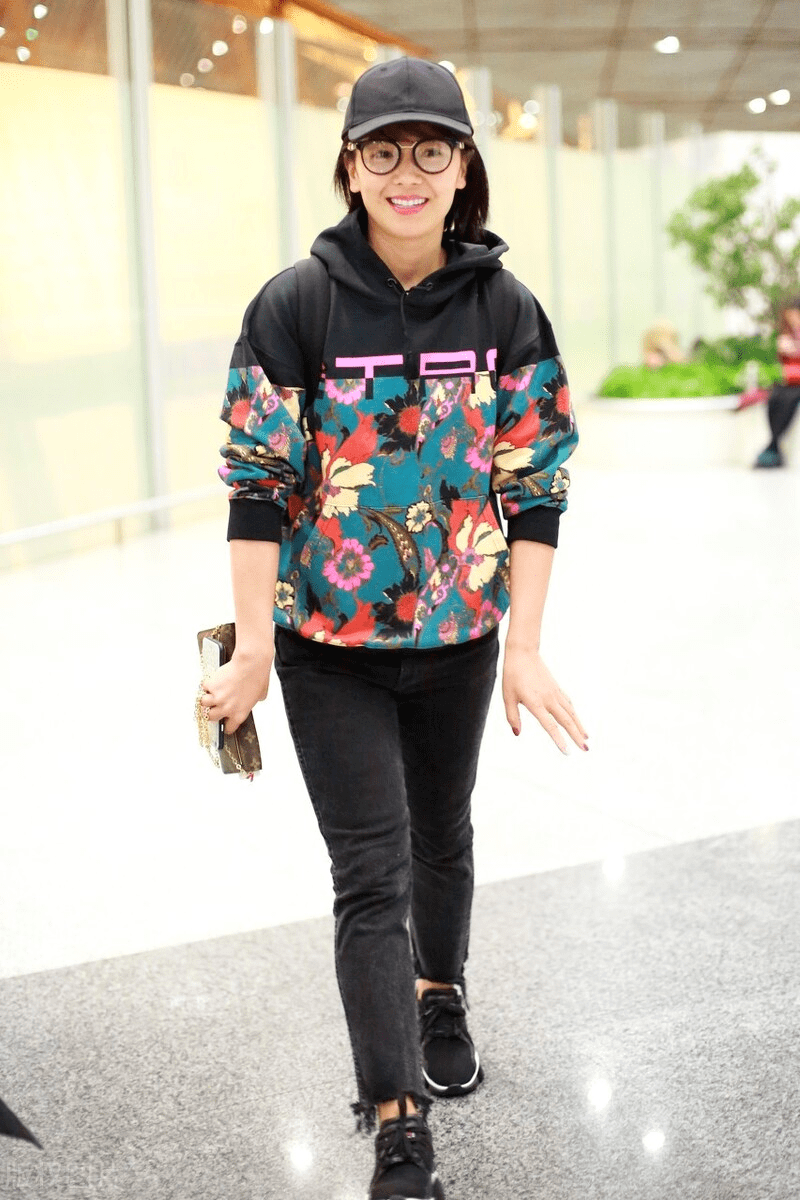 原创刘涛素颜走机场真厉害穿黑色卫衣配牛仔裤超好看减龄洋气