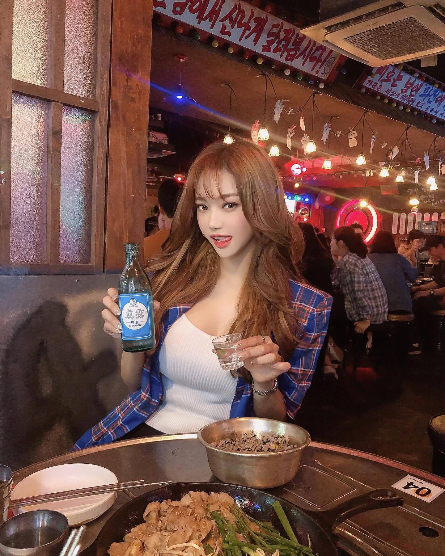 韩国网红立吃货人设,被指作秀,曲线凹凸是吃出来的?_健身