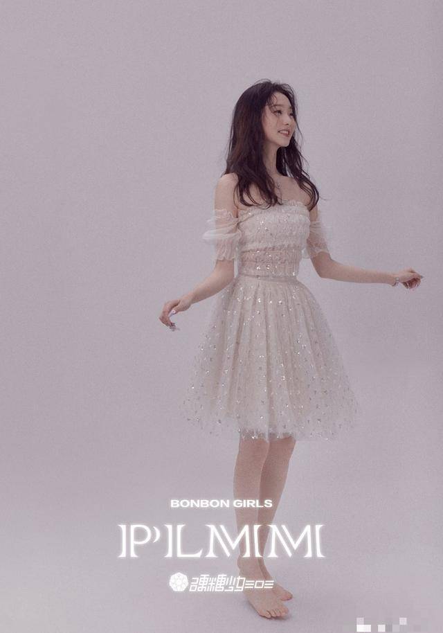 硬糖少女复古油画大片,我只注意到,张艺凡的光脚全身照