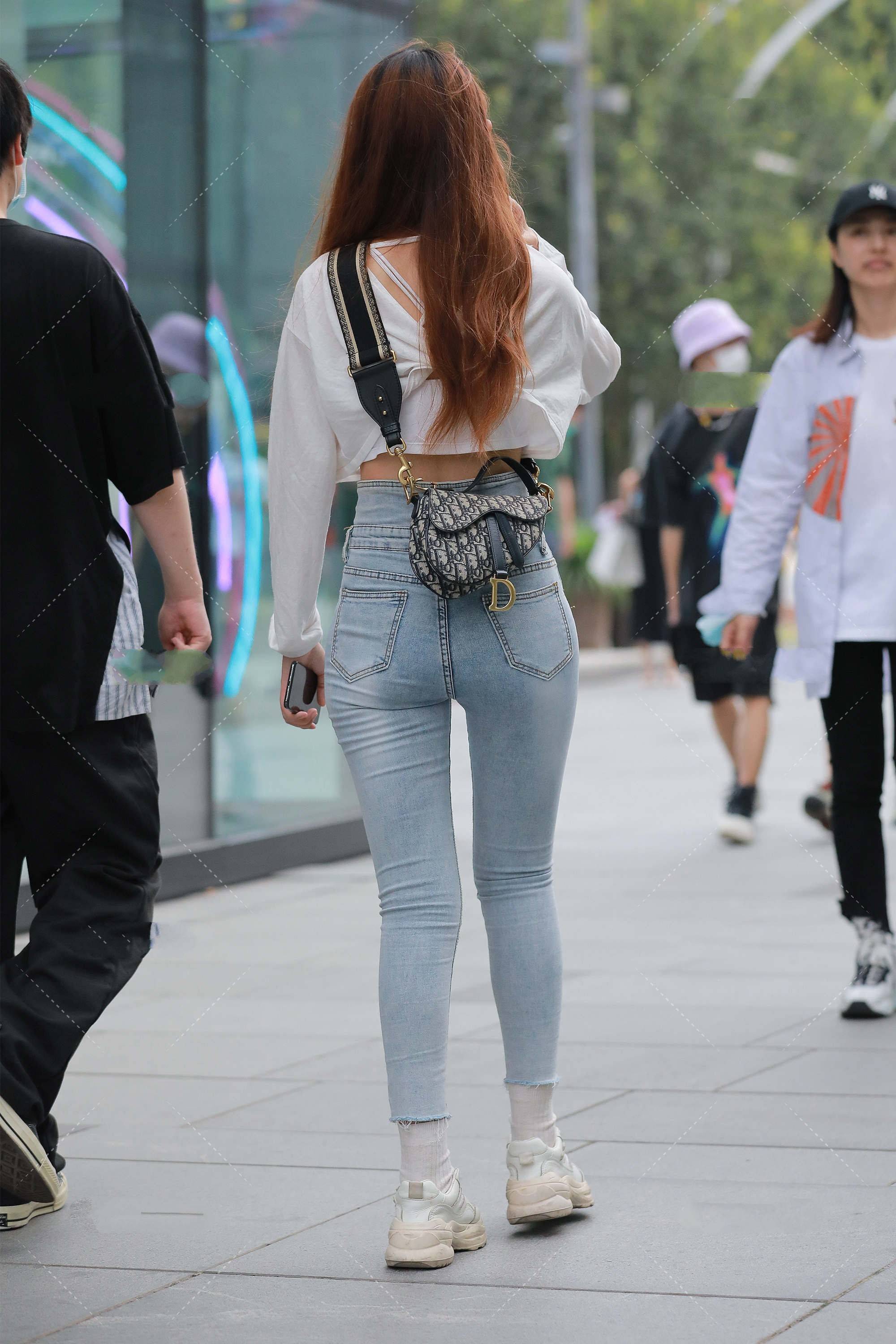 白色v领上衣搭配浅色牛仔裤简单自然看起来时尚感很强