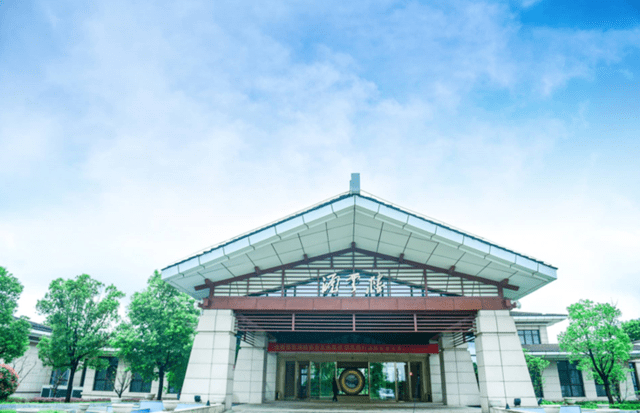 金湾铂涛菲诺酒店倚靠洪湖湖畔,面朝洪湖大湖风景区,酒店建筑面积5.