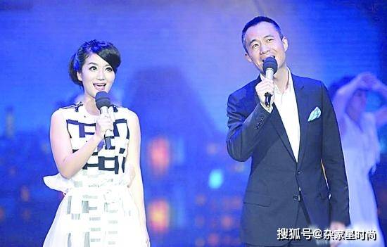 原创东方卫视主持人李菡嫁大10岁二婚男邱启明幸福恩爱令人羡慕