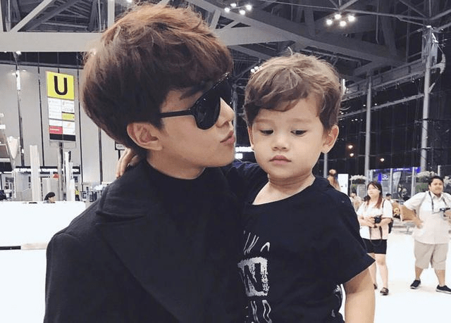 泰明星mike为争儿子抚养权,节衣缩食引同情,为啥明星都争抚养权