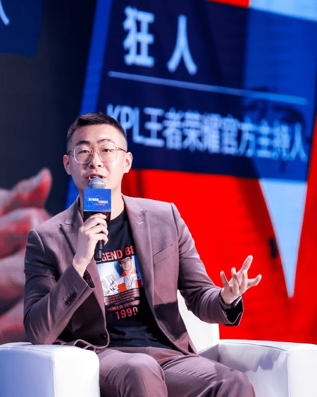 王者荣耀:解说狂人被qg粉丝喷了?水友直言:确实没情商,该!