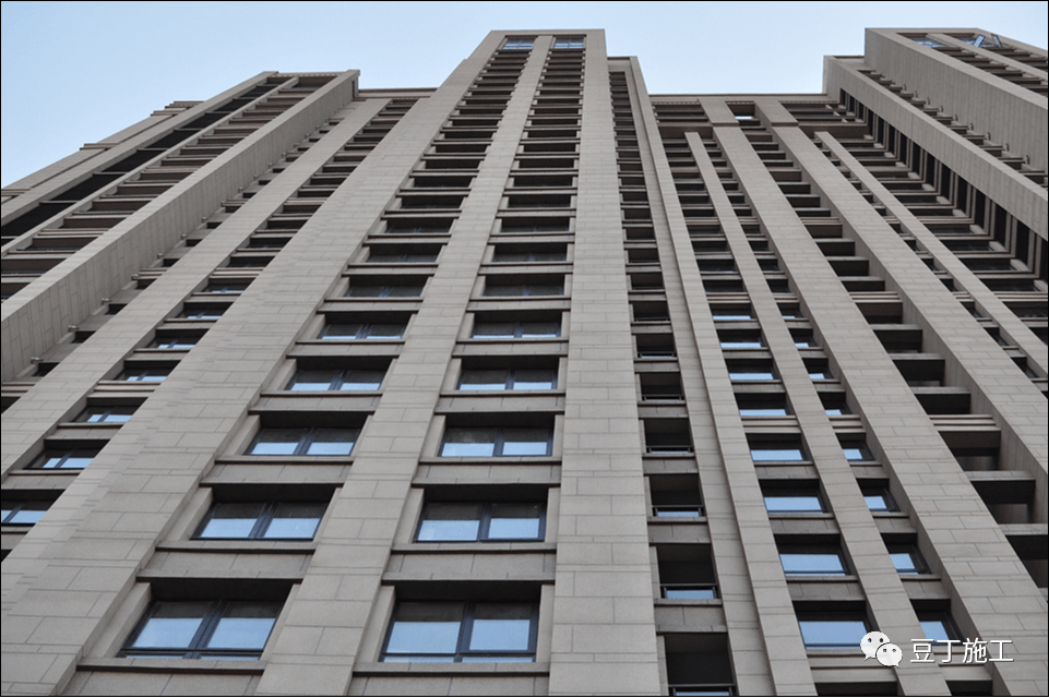 外墙面砖色泽均匀,阴阳角顺直,线条清晰阳台灯位置上下成一线板缝通顺
