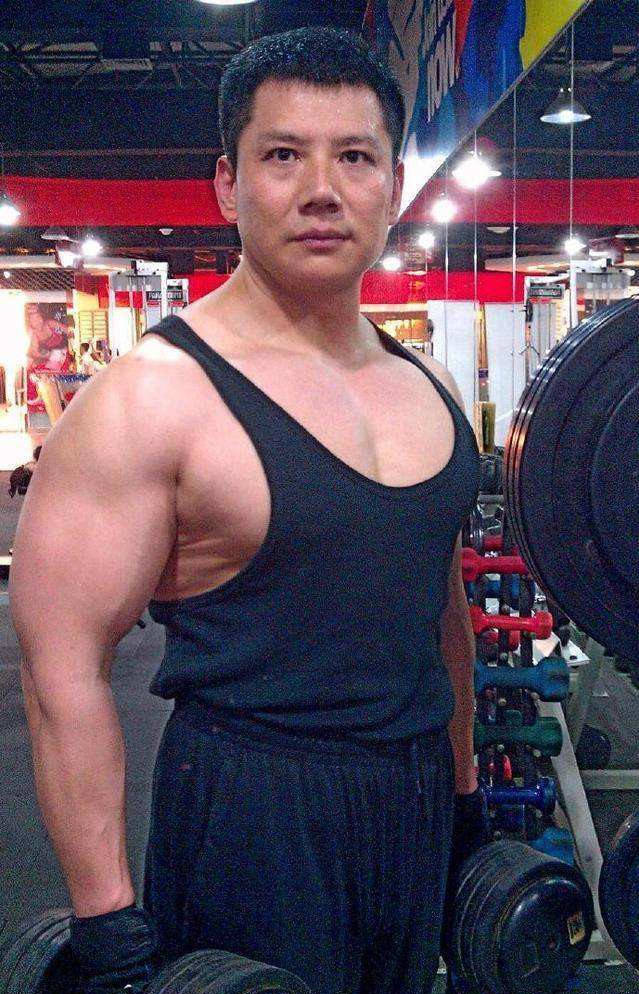 卧推340斤,典型倒三角身材,男明星也如此给力_手机搜狐网