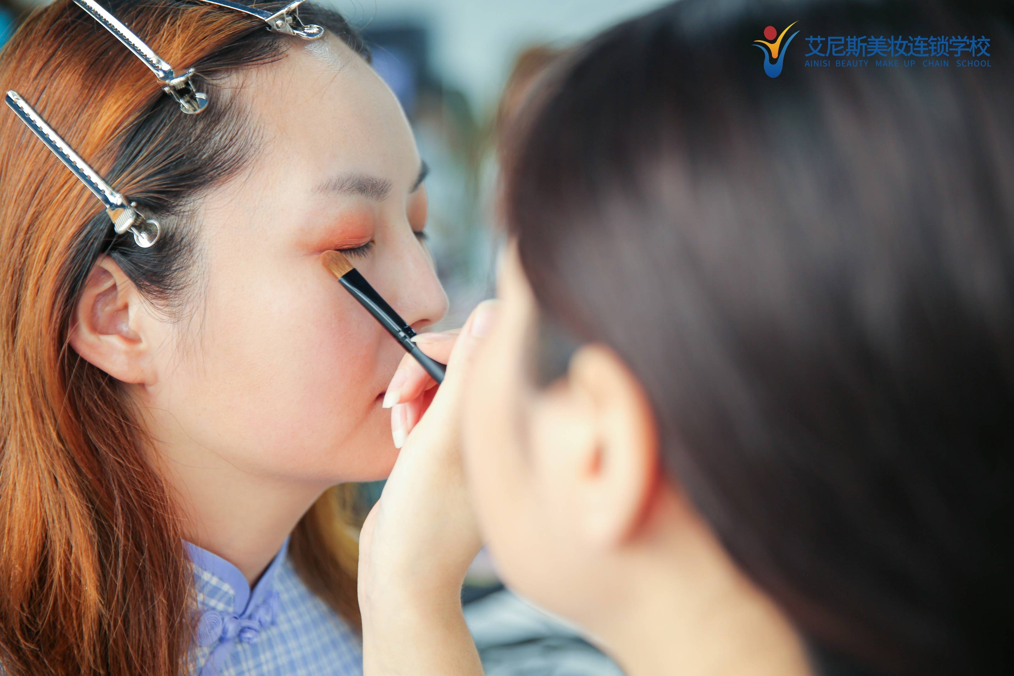 别具一格的旗袍造型秀,艾尼斯化妆班匠心打造