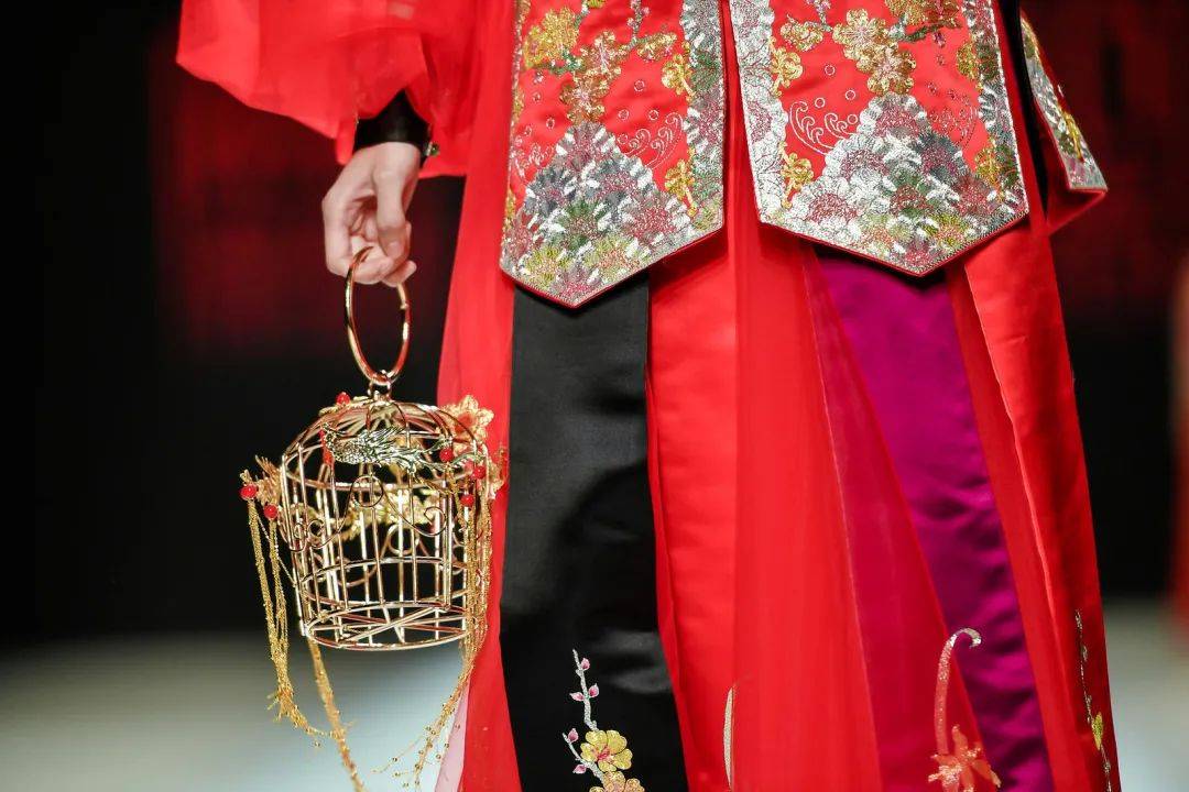 小茹裙褂首次登陆广东时装周演绎钉金绣非遗时尚