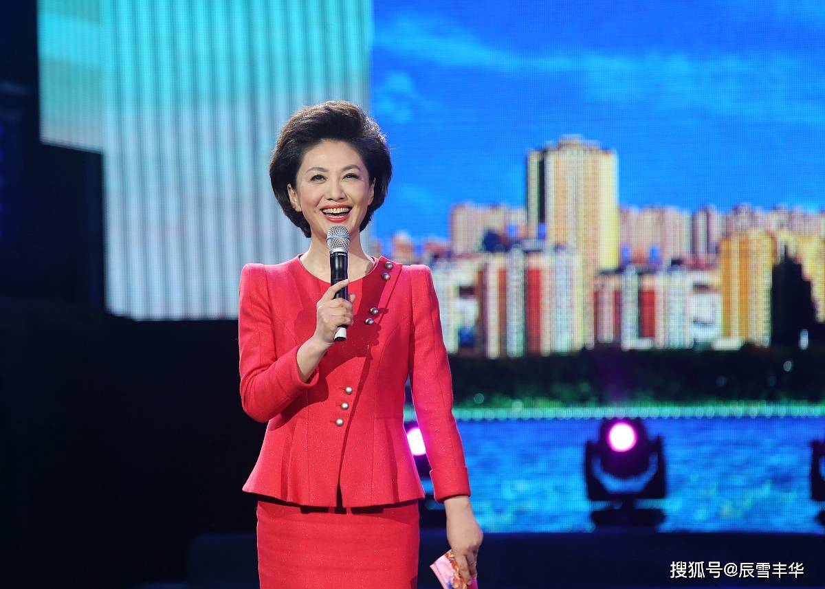 原创海霞穿中国红真带劲收腰小西装配一步裙飒爽英姿秀酒杯腿