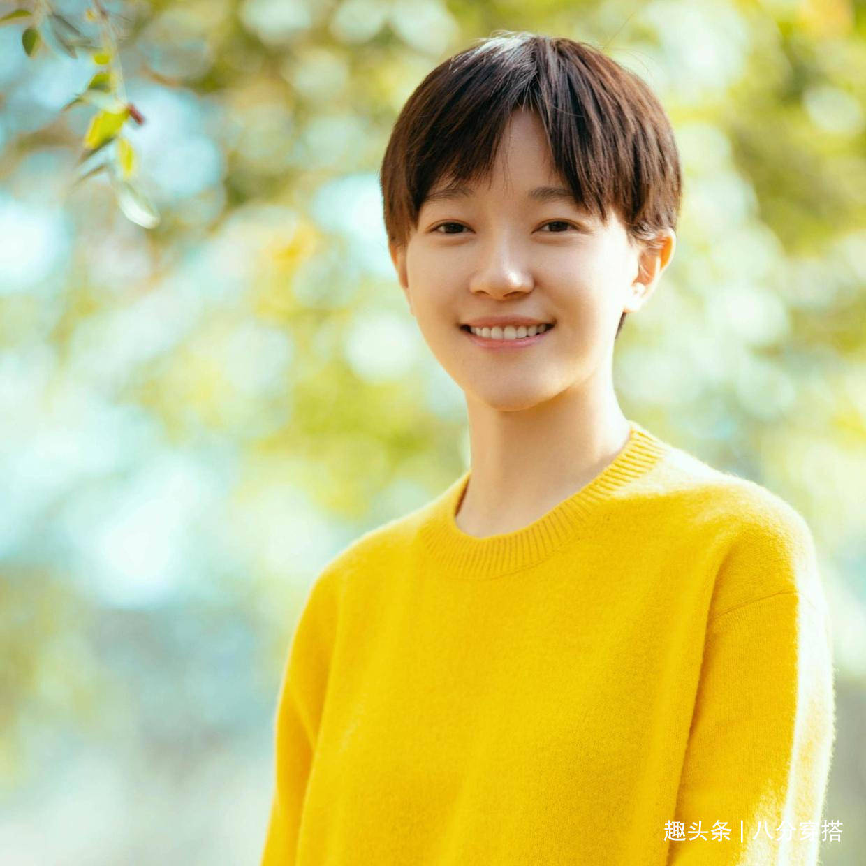 焦俊艳素颜状态太优越随便穿黄色针织衫配牛仔裤都有一线范