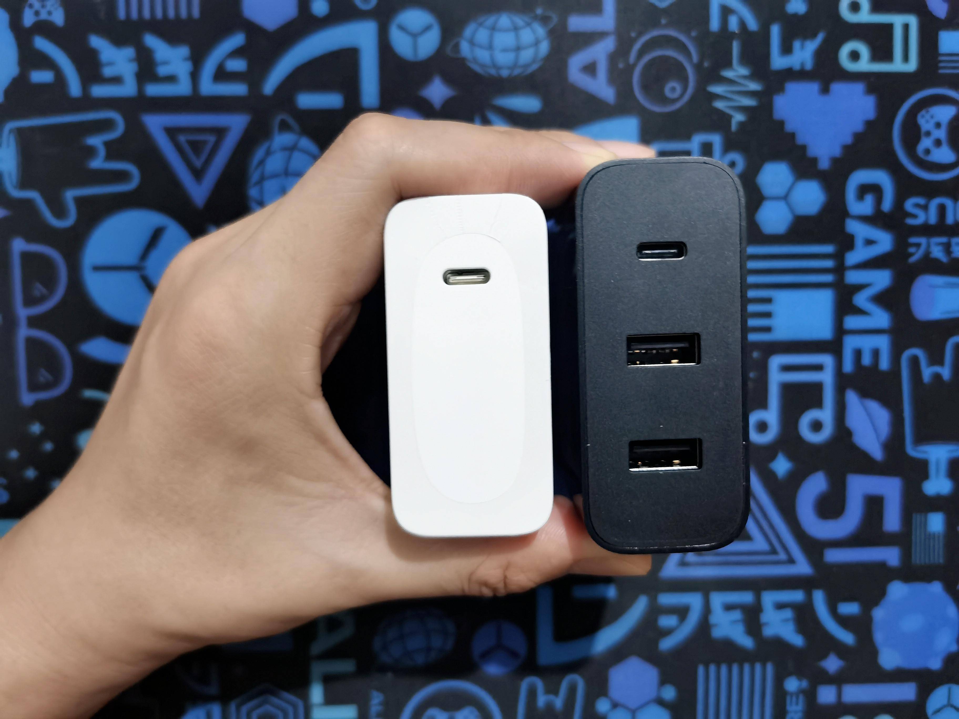 但是在接口方面,紫米pd65w快充头却要比笔记本电脑的充电头多了两个