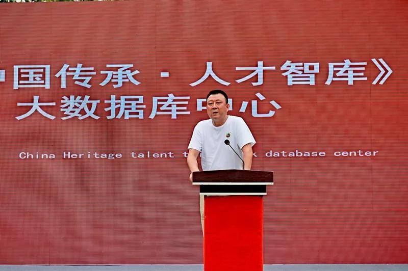 创始人万霞,手工皮艺匠人李杨,四川省乡土文化艺术促进会秘书长潘辉,"