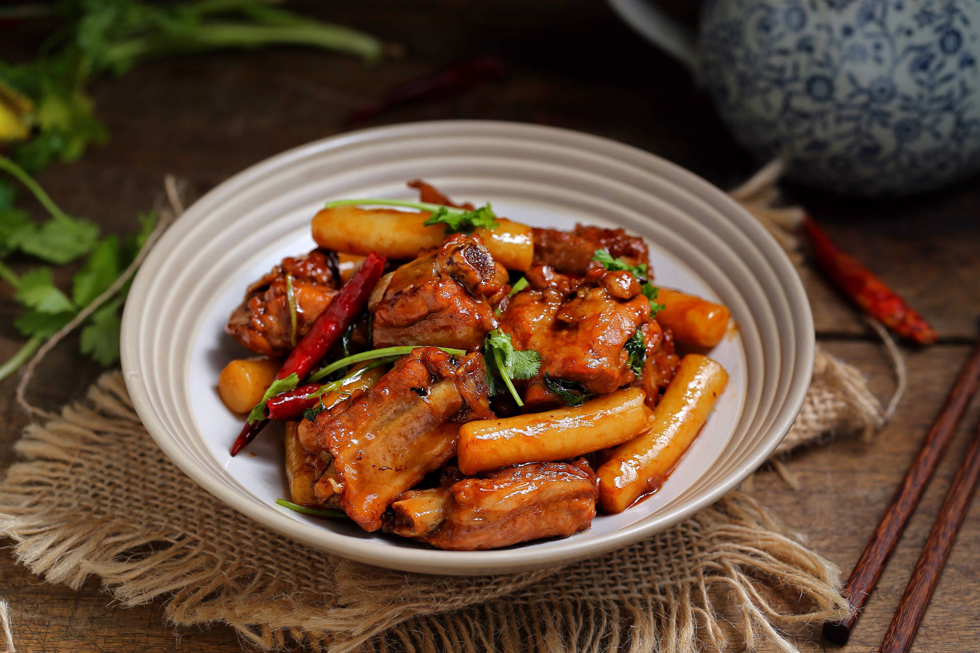 排骨和年糕是什么神仙搭法?肉质香嫩,软糯入味,好吃到舔盘底