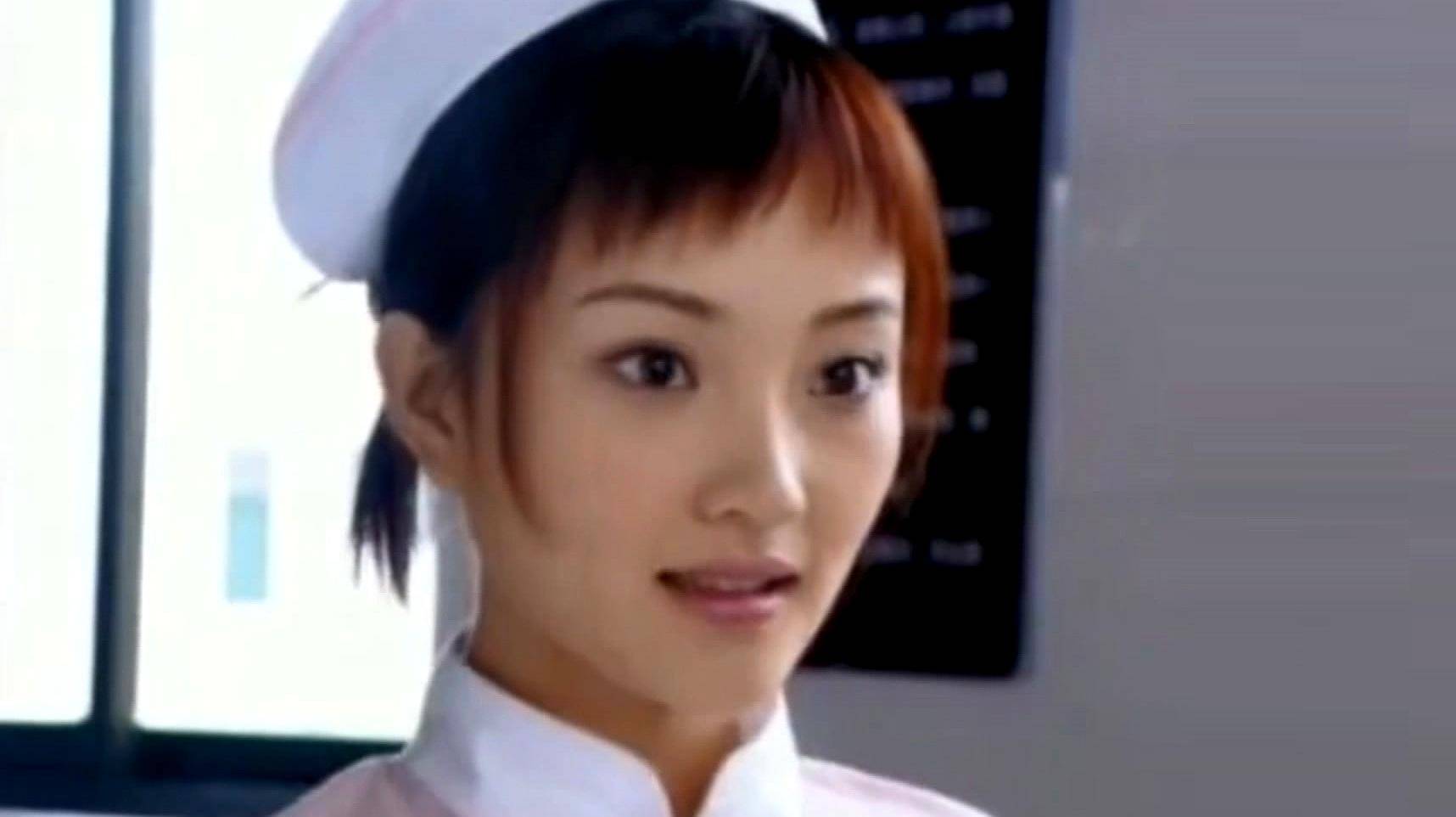 李小璐连更4条动态!晒背甜馨照暴露其大长腿,还笑夸自己是辣妈