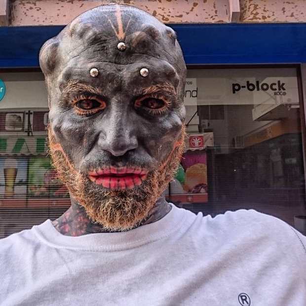 他为了想让自己变成"黑人外星人",舌头被割开,眼球被纹身