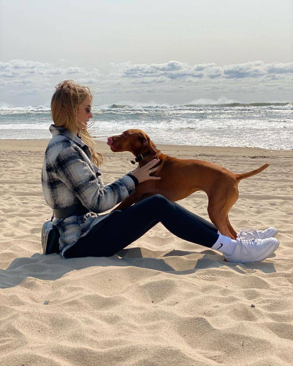 1/ 12 骑士前锋凯文-乐福的女友kate bock更新了个人社交媒体,晒出